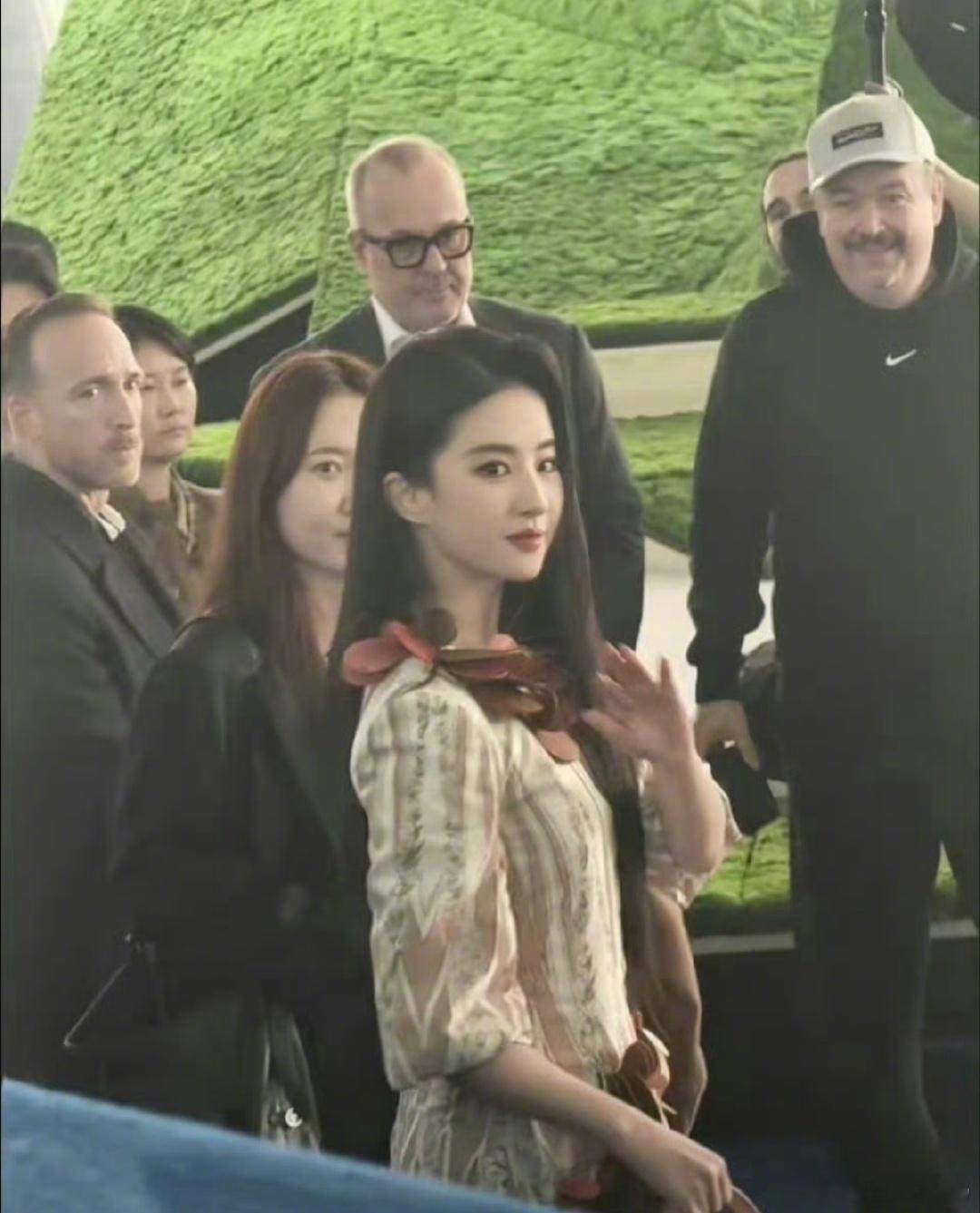 那些年，人群里的刘亦菲，酸亖我算了LA迪士尼偶遇刘亦菲