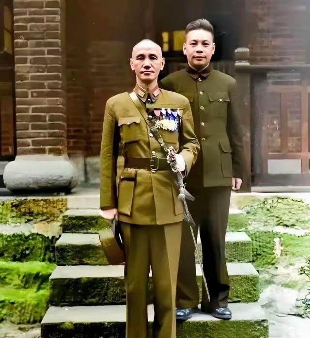 蒋介石与蒋经国这对父子长得一点不像，蒋介石身材挺拨，蒋经国却身材丰盈，两人无论从
