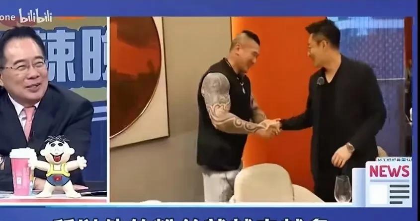 这个叫馆长的花臂炒得特别热一边走一边直播，无论到哪里都被围观。这些人都这么闲