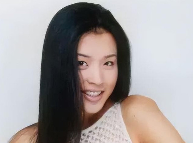 1999年，49岁的张艺谋，一眼就看中了17岁的超模冠军王海珍，当天晚上，张艺谋