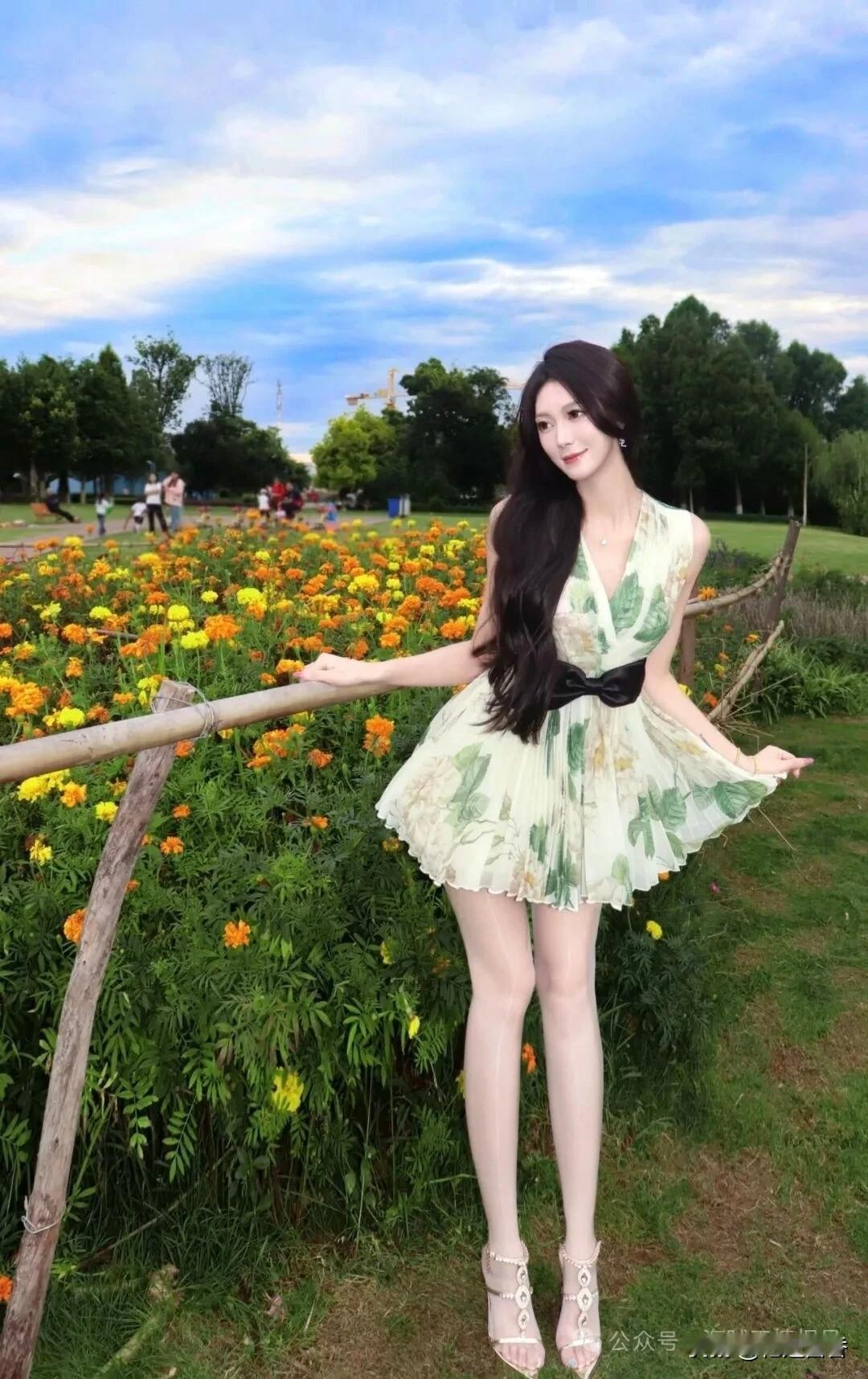 夏日花海中的甜美少女，清新自然，宛如画卷。分享你的穿搭为什么大城市女生穿衣很有