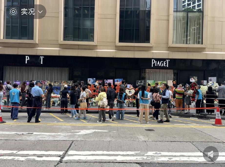 9月12日，张国荣诞辰70周年纪念日当天，香港文华东方酒店楼下、维港都布满鲜花，