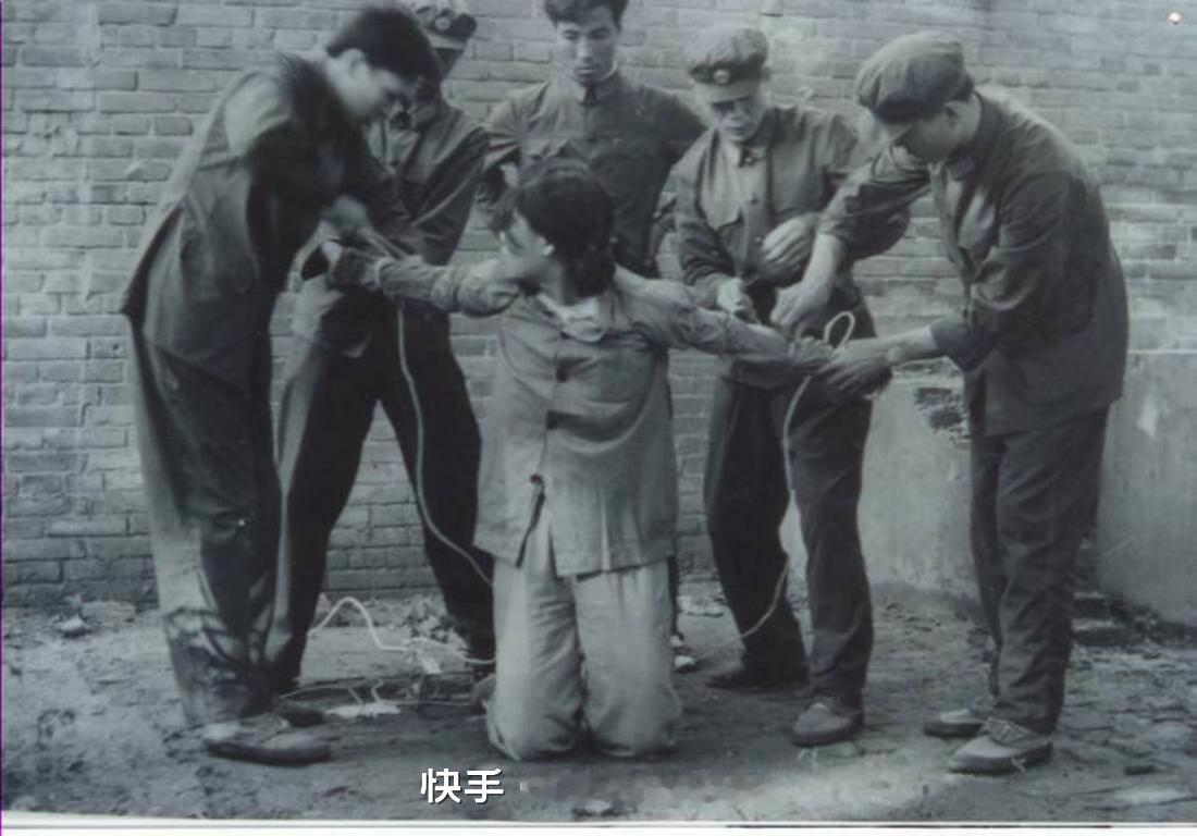 60年代，公审大会上被处决的犯人都会被五花大绑。曾有画面里，一名即将被处决的犯人