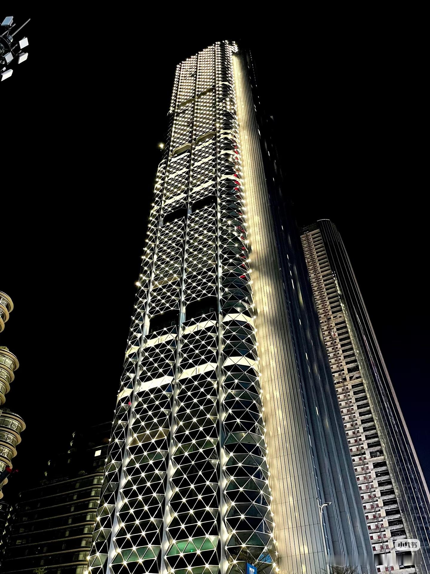 招商银行总部，灯光璀璨，太炸裂了！