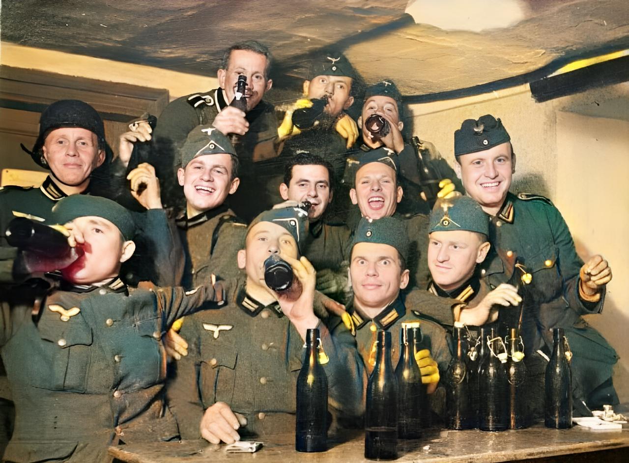 这是1939年，一群德国国防军士兵在开派对。在派对上，他们最为兴奋的还是喝大酒。