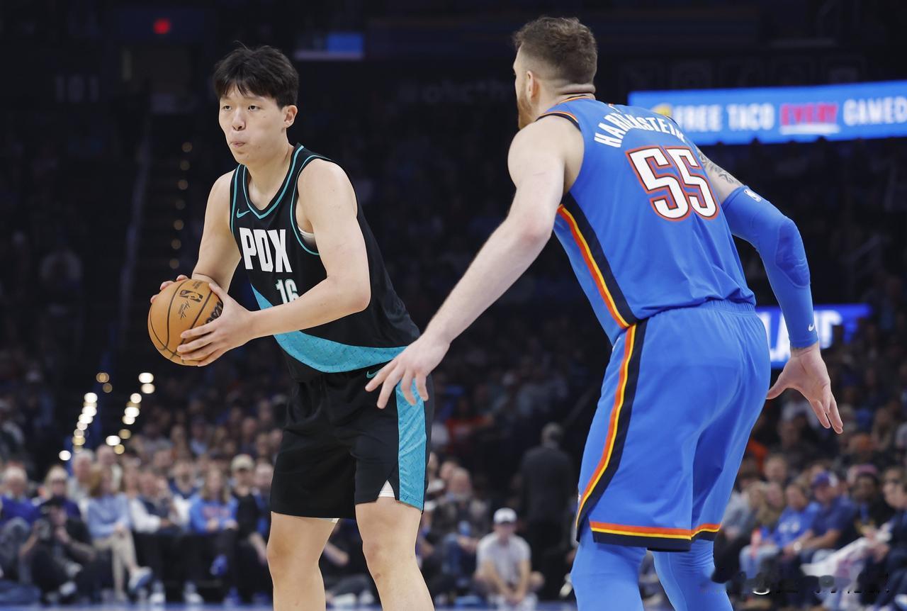 这场大胜里，杨瀚森的2分34秒登场堪称NBA新秀生存残酷性的缩影——分差拉到33