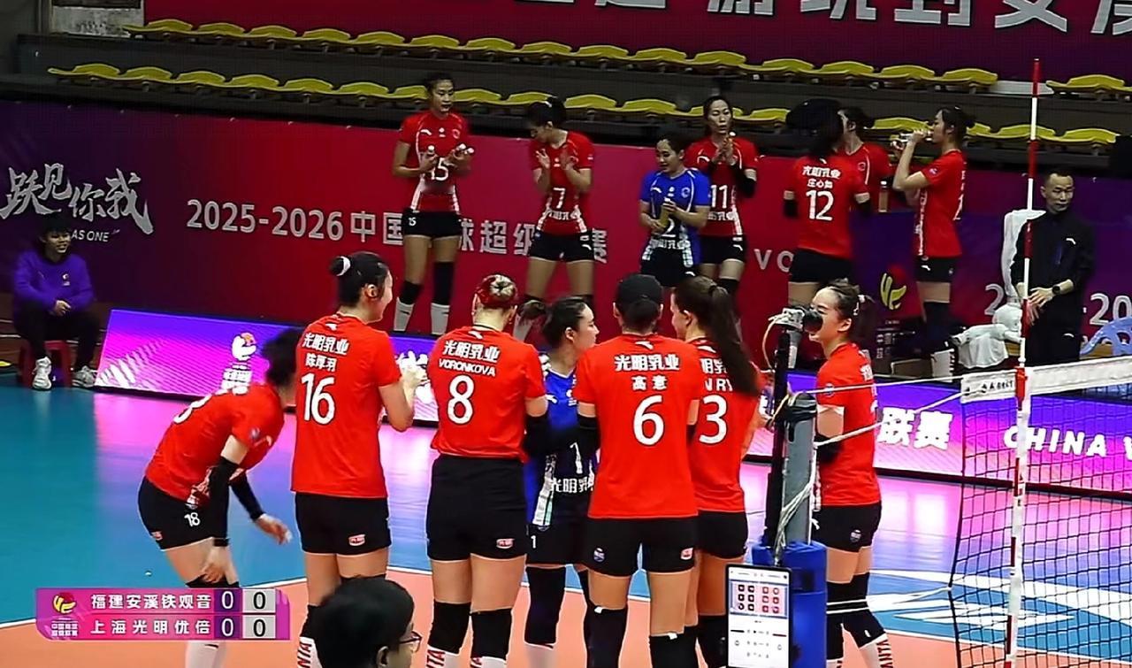 上海女排首发阵容大家都猜对了！第一局比赛上海女排25-18拿下第一局比赛。上