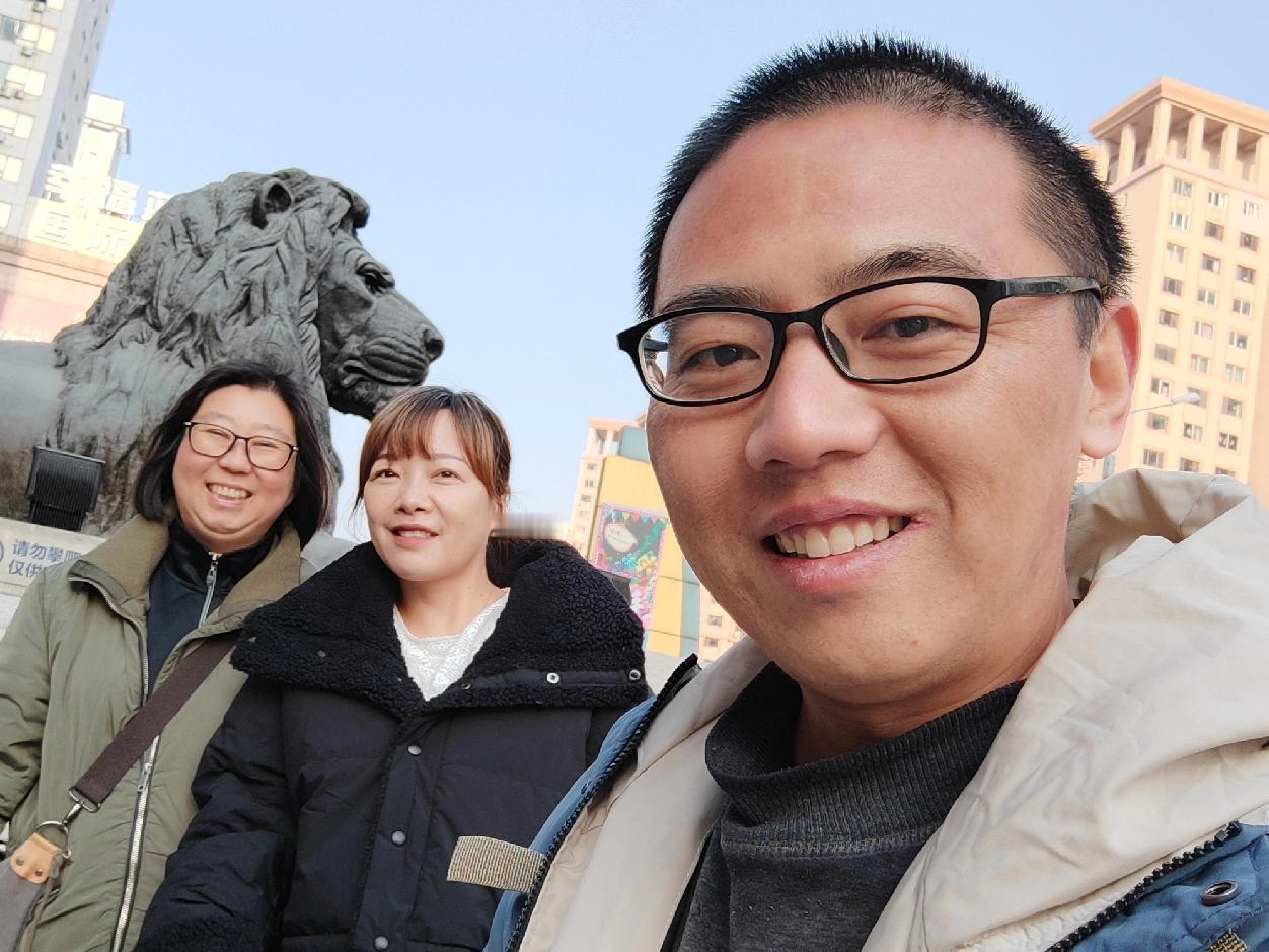我的两个姐姐这几天被网暴了，她们都气哭了，百合姐姐给我打电话的时候真的哭了，大连