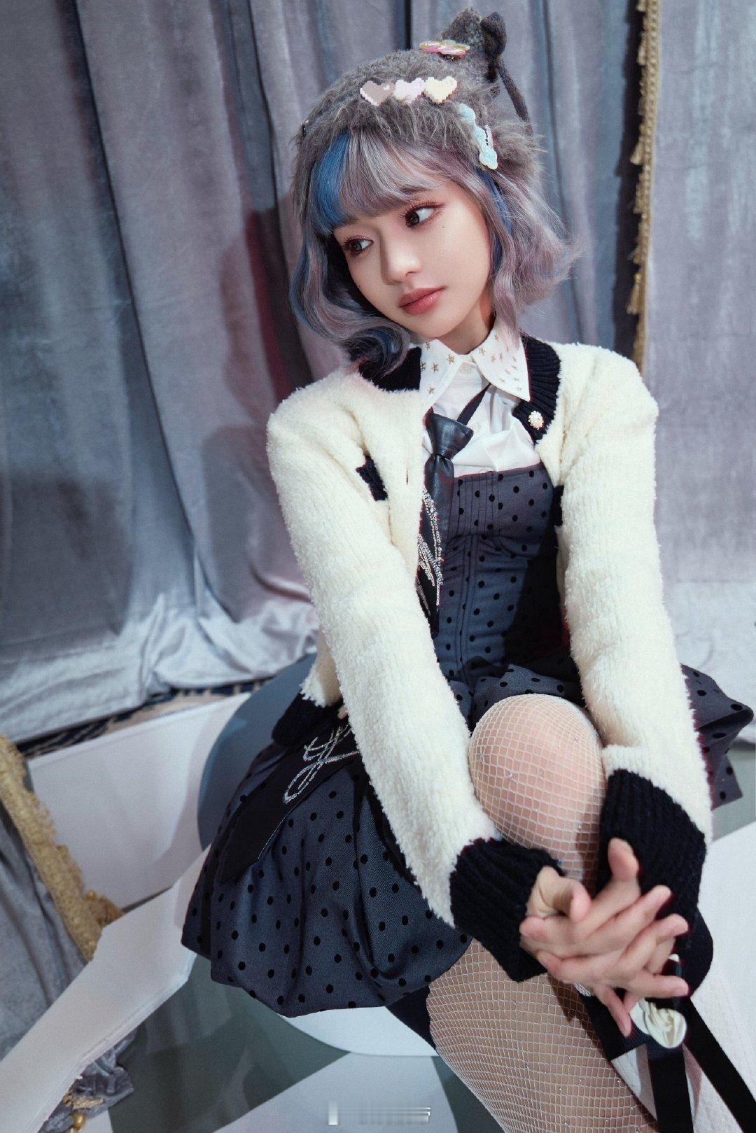 黄霄雲我没有做妆发没有妆发，反而让黄霄雲的歌声更加动人。在《声生不息》的舞台上