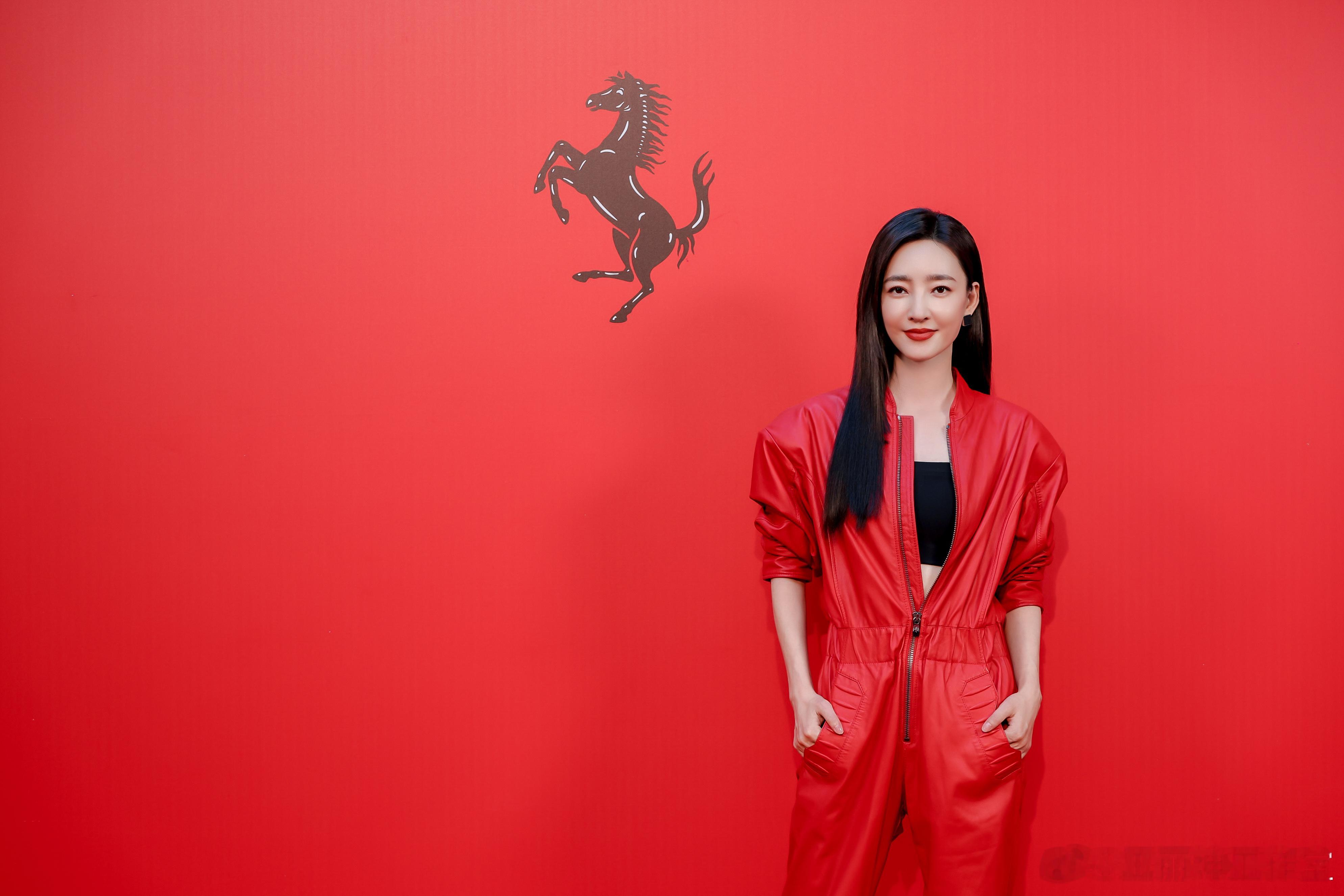 王丽坤当速度邂逅时尚，热烈而饱满的红，迸发出炽热未来。​​​