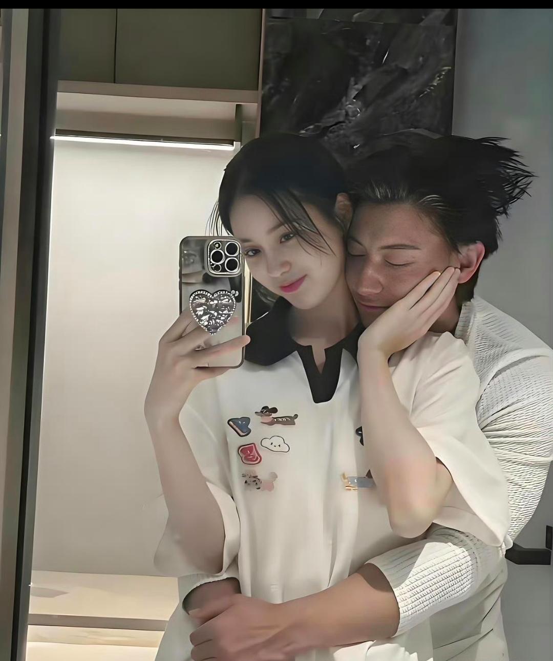 照片中的这个女人是最幸运的人，入道没多久就把这个恋爱脑老板搞定了！经常看这俩人