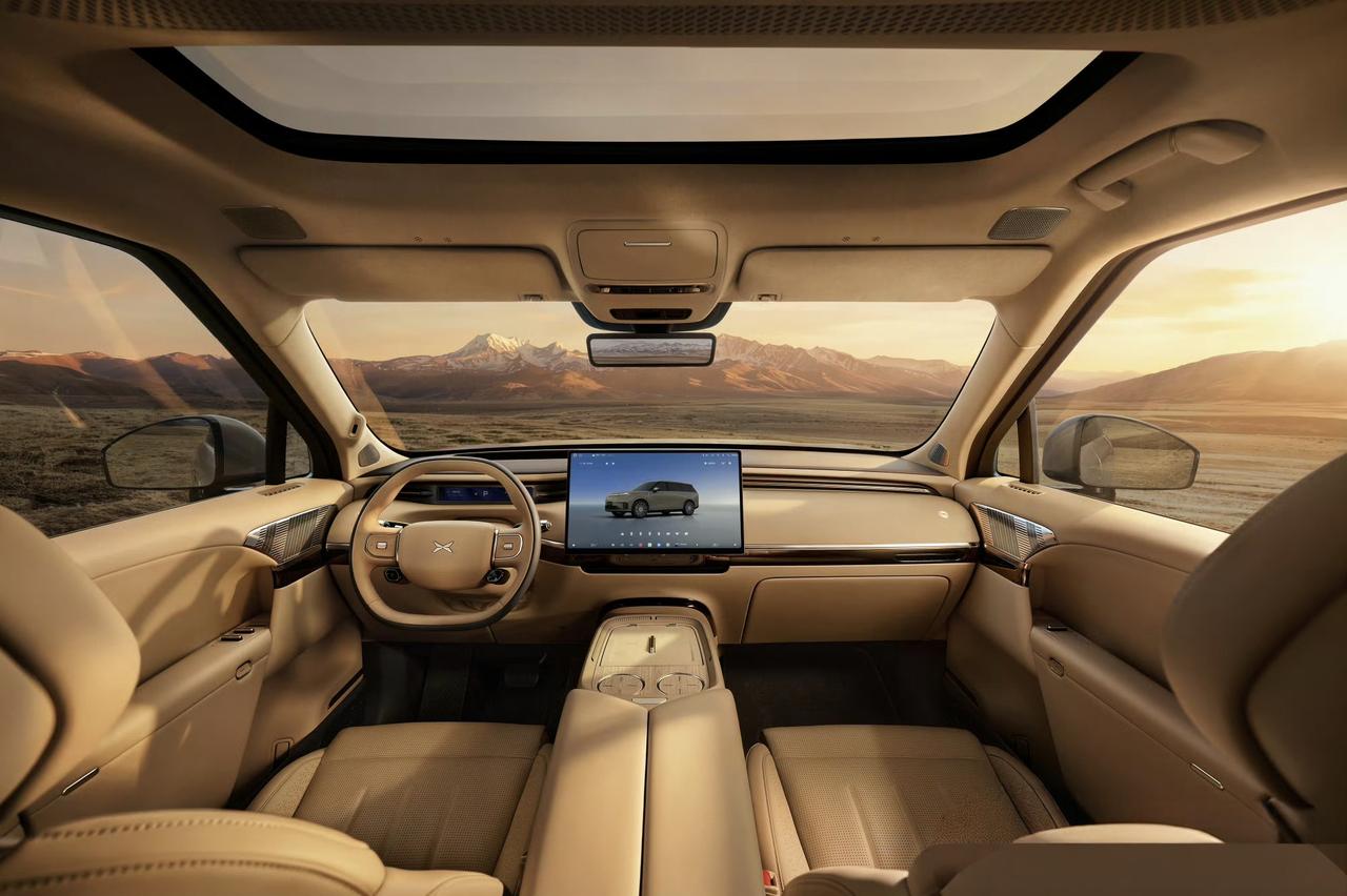 小鹏GX的这套内饰，偏成熟和稳重的设计，迎合中登审美，个人觉得并无不妥。在颜色