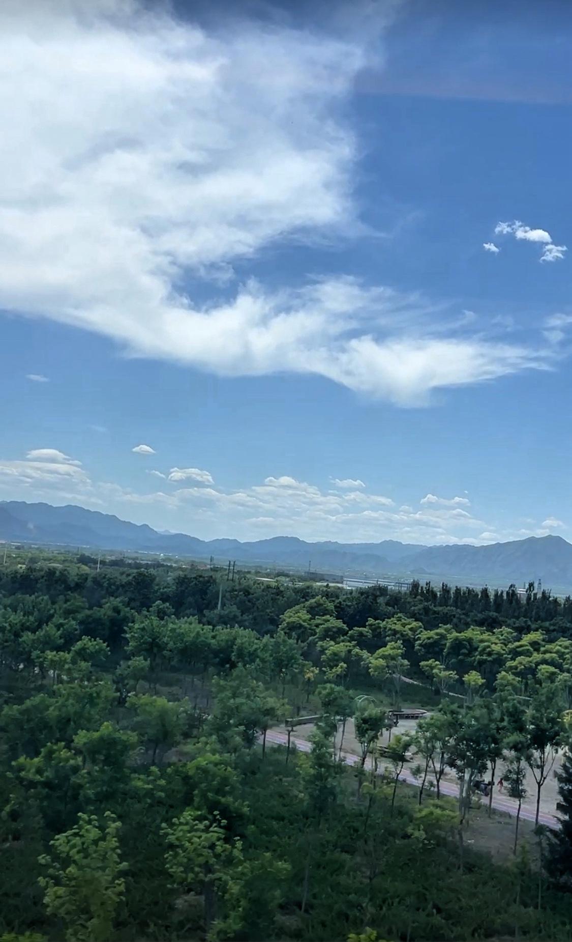 分享一张随手拍的美景青山绿树环绕，云雾缭绕，大自然的风光美景尽收眼底