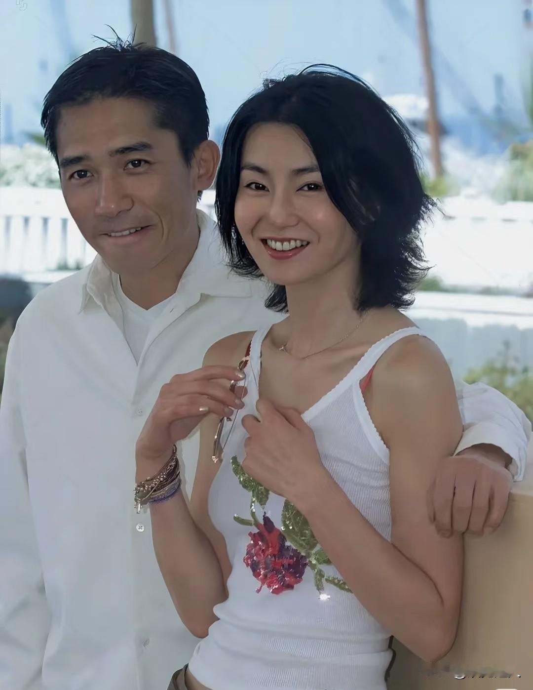 当年主持人问成龙，刘嘉玲、梅艳芳、张曼玉里最偏爱谁，他秒答“张曼玉”。原因