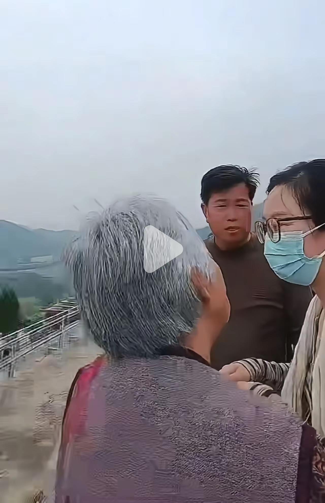 长子郭威，次子姚策墓碑上的刻字像一把刀子，扎进了所有关注这件事的人心里。郭