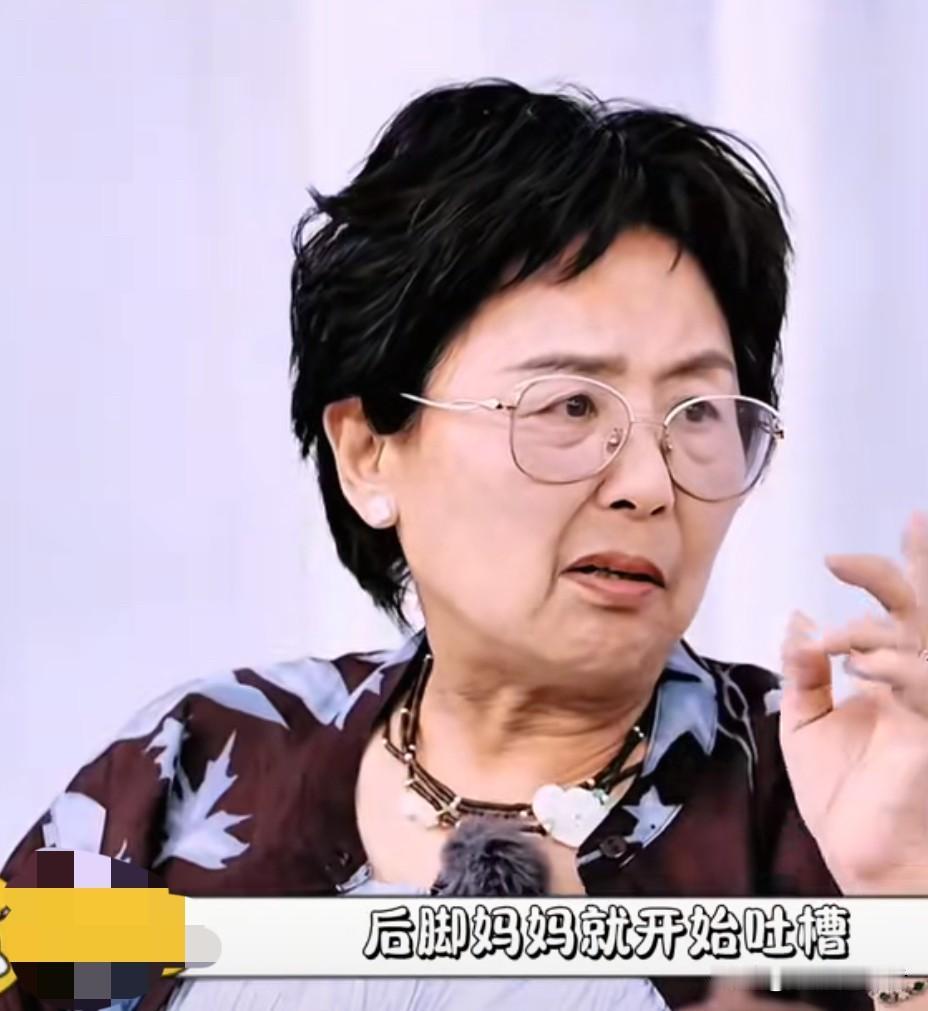 在一档综艺节目里，黄圣依的妈妈向另外两位嘉宾吐槽起黄圣依。黄圣依妈妈说，黄圣依小