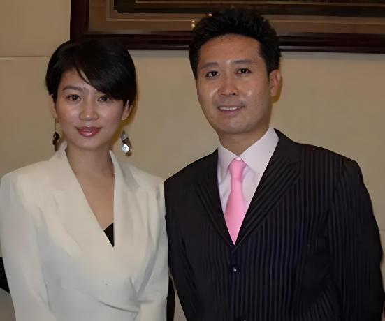 1996年，王小丫和大学老师吕成功走到一起，婚后，吕成功下海经商，王小丫选择北漂