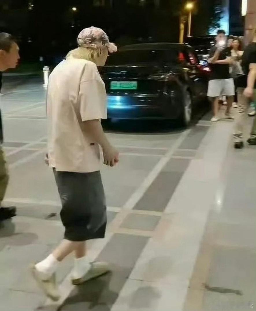 鹿晗怎么每次都缩着个头？跟他做事风格一样