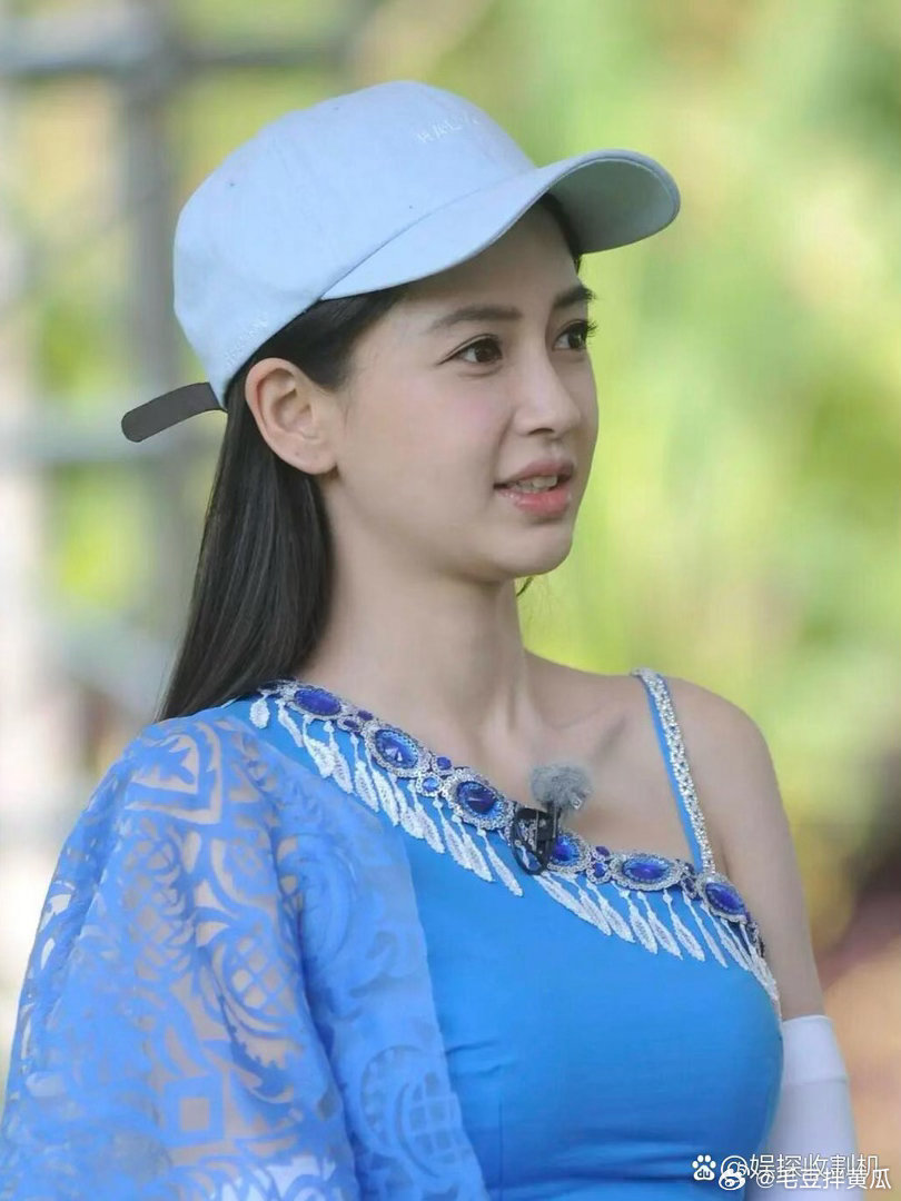 Angelababy早期跑男的蓝调造型，真的又美又有灵气！一身宝蓝色露腰上衣搭配