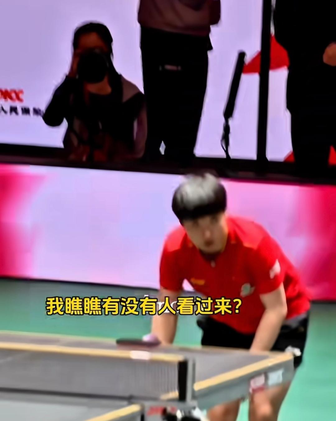 笑死了!莎莎你太可爱了。赛场上莎莎的鞋带松了，莎莎就做出一系列可爱的举动。