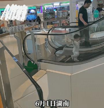 这妈是无知还是心大？小宝宝在商场独自走上电梯，妈妈不但不扶，还在后面拍视频，她这