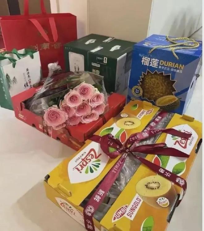有个女的发帖抱怨："我那大姑姐简直太膈应人了，八月十五回来看爹娘，拎了一大堆礼盒