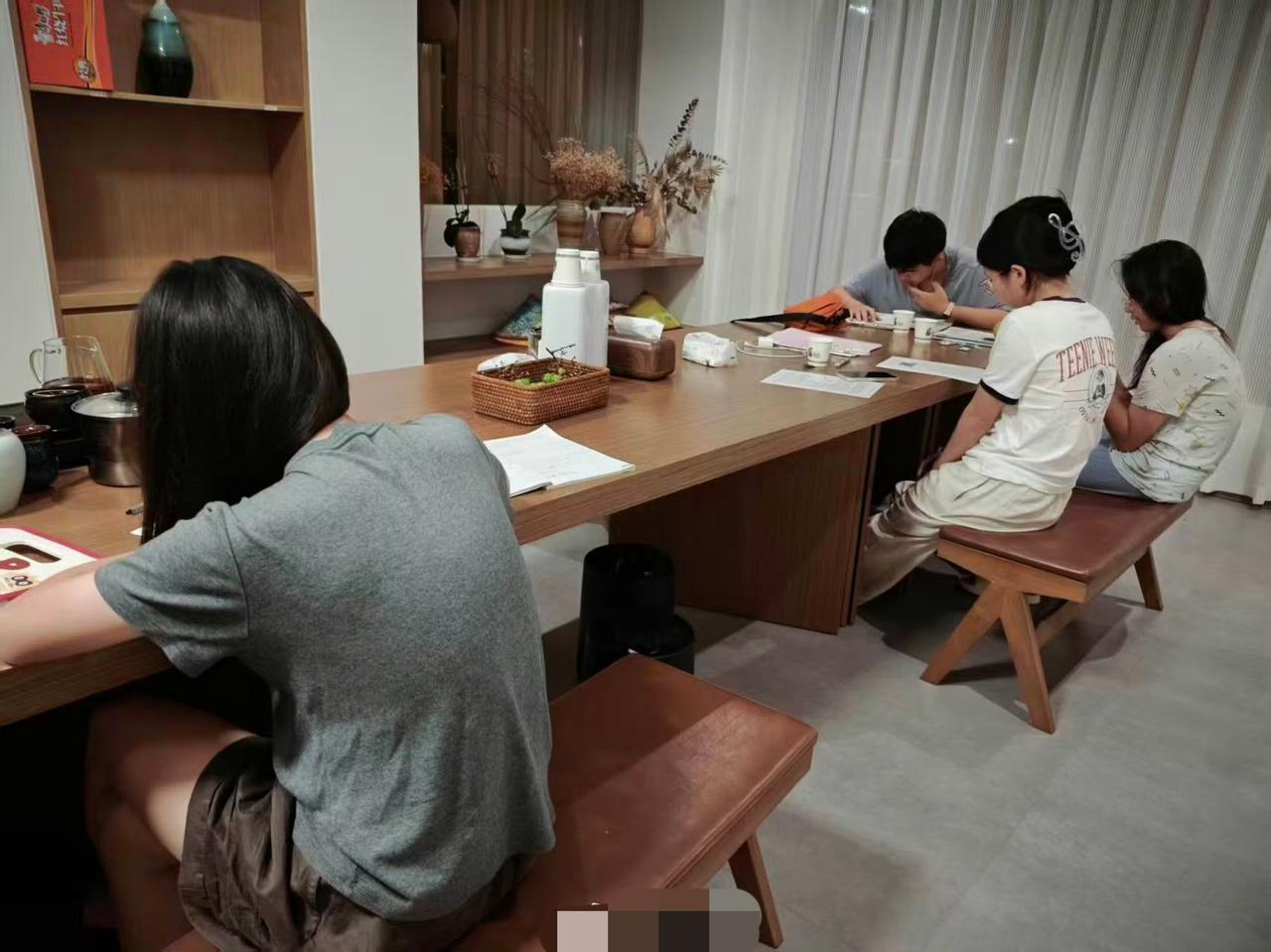 十一晚上民宿大堂的长桌灯火通明，一群孩子还在埋头赶作业。据说家长让他们熬到凌晨一
