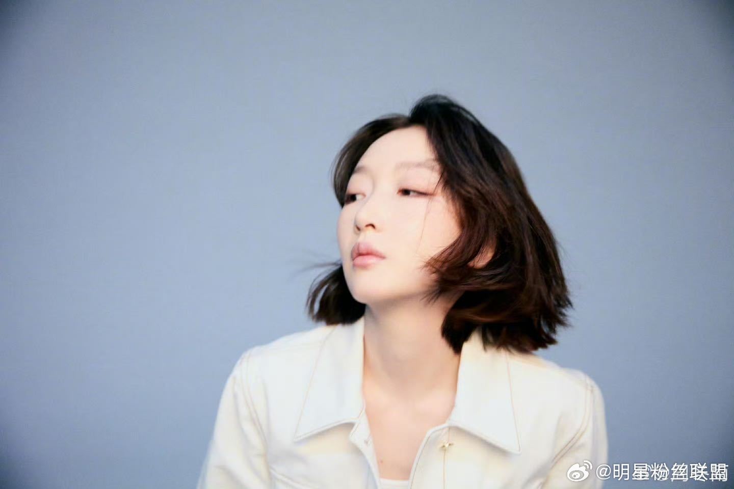 周冬雨出发巴黎时装周终于等到巴黎时装周出发look，气场十足的一组图，等影后解