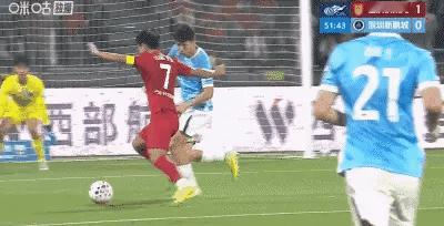 这应该是现今中超最年轻的队长了，22岁已经能独当一面了！就问你这重庆球王还有谁？