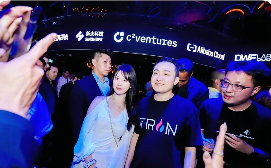 孙宇晨的小迷妹赶紧跳出来帮他澄清身高，不愧是孙割，玩转流量的高手，谈恋爱哪有不花