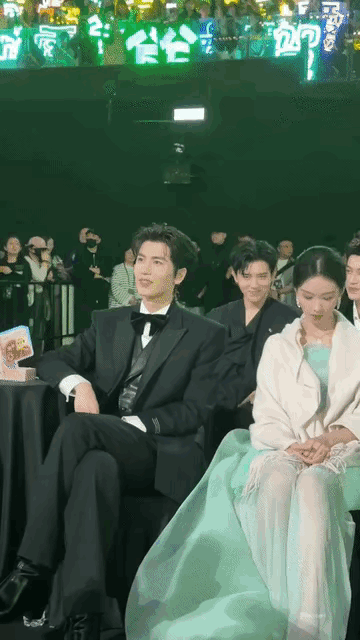 鞠婧祎还是很励志的，经营美貌方面，她是尽了全力，一眼扫过去，确实她最惊艳！能在陈