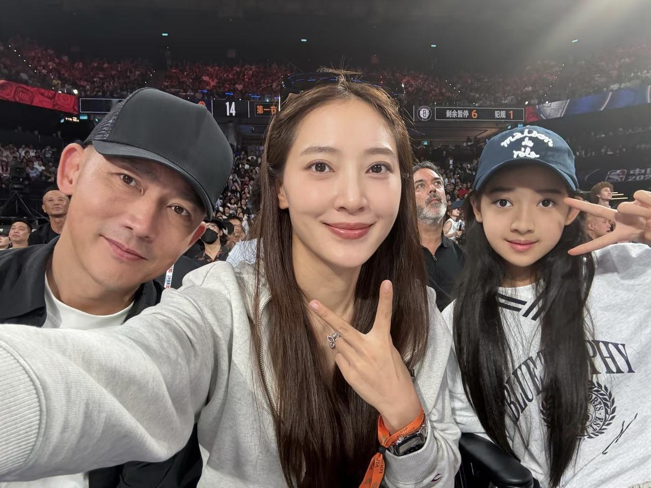 聂远和老婆女儿一起到澳门看NBA篮球赛，一家人坐在头排观赛，和知名篮球运动员马布