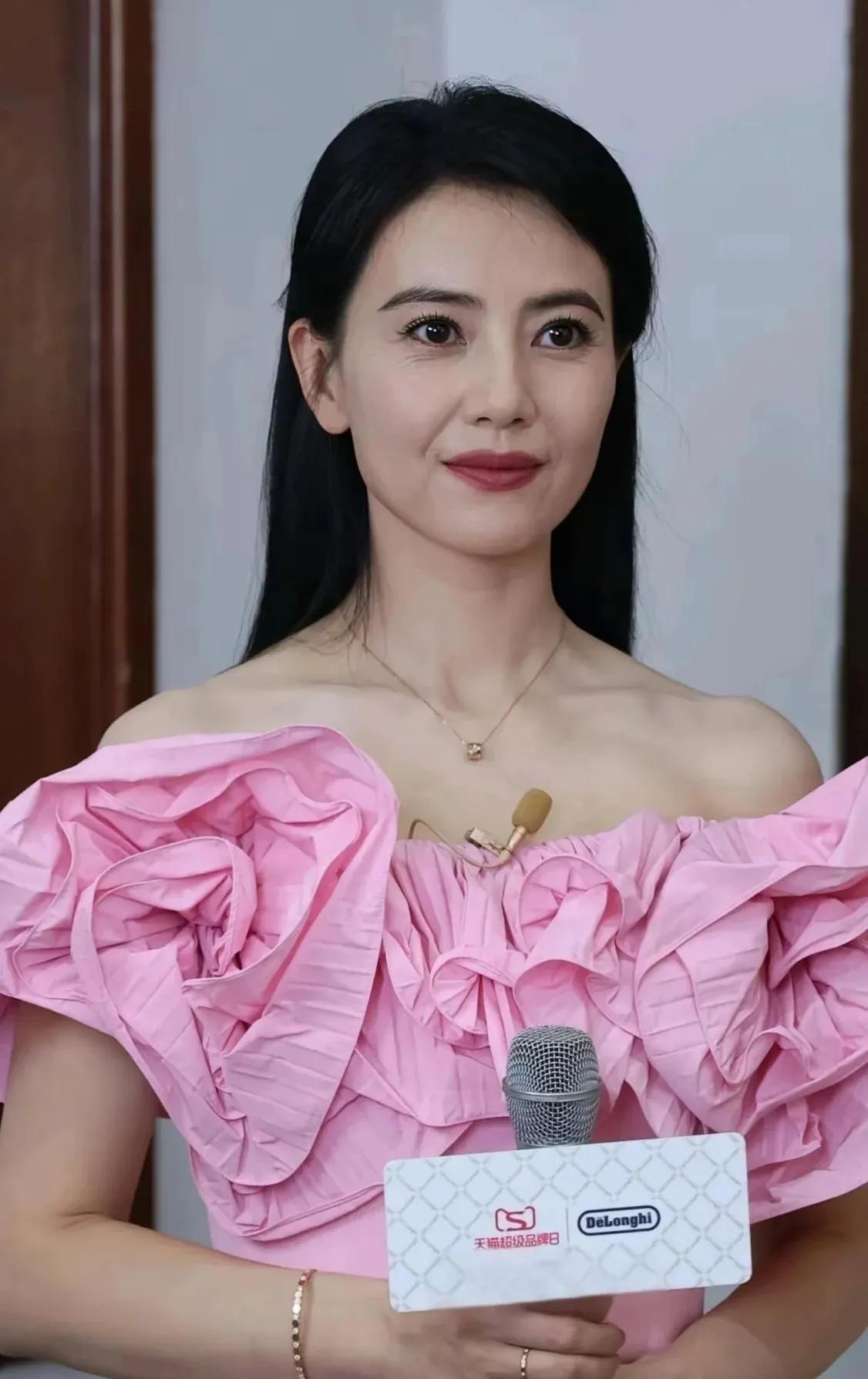 高圆圆是真不做一点医美啊，岁月的痕迹全写在脸上了，自然优雅的老去。#高圆圆#