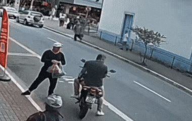小偷：这下好了。帽子大哥：这下好了吧？