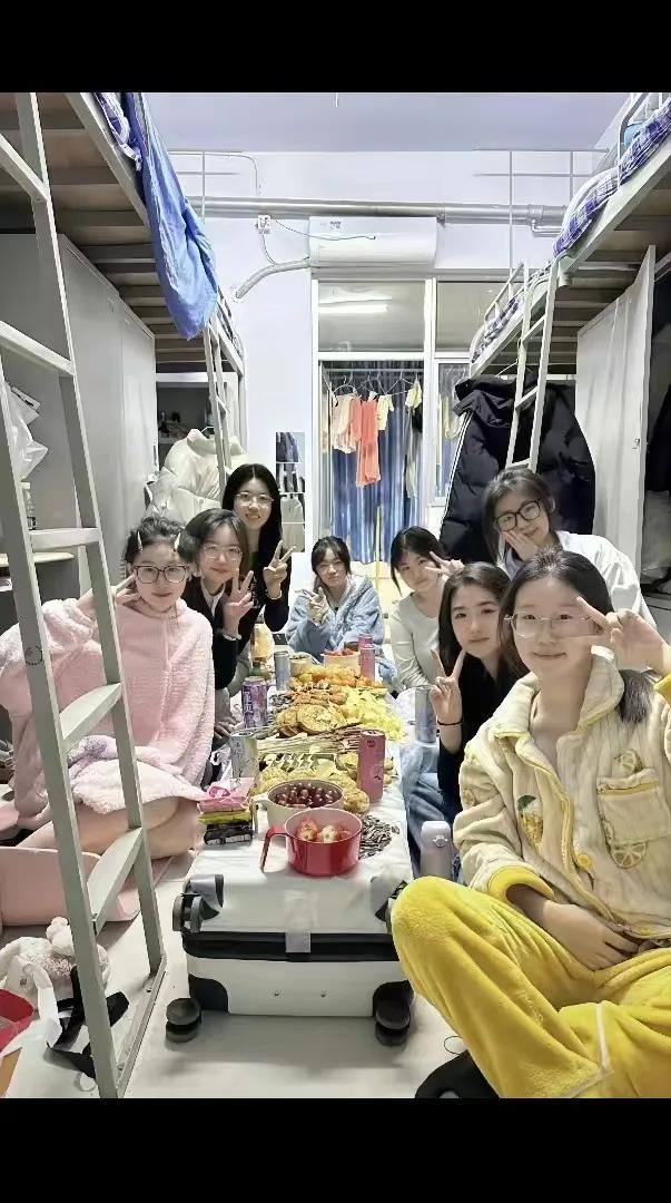 暗恋初中同桌很久，有次看她在折星星，便问她折给谁？她笑着说要送给喜欢的人。毕