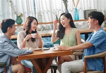 最容易在关系里越过界、吃大亏的姑娘，身上大多有这俩特征，准得有点吓人。我一个