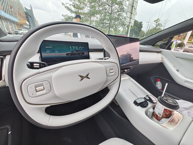 小鹏P7＋首批车主~来咯配置：超长续航Max版本轮毂：20寸颜色：烟慕紫