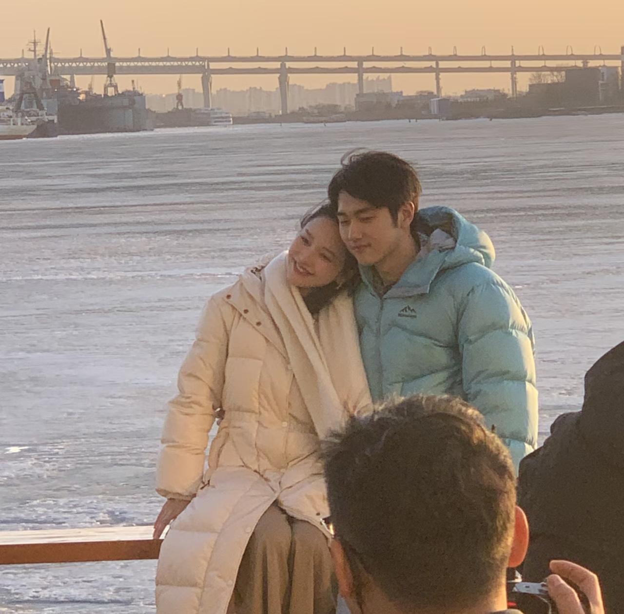 43岁金莎和未婚夫孙丞潇在俄罗斯海边看日落被偶遇，他们俩真的好甜蜜，像在拍摄浪漫
