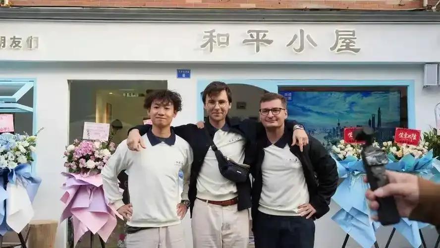 这些人就是原形毕露的日本汉奸！11月12日，向中国捐赠600多张日本侵华罪证照