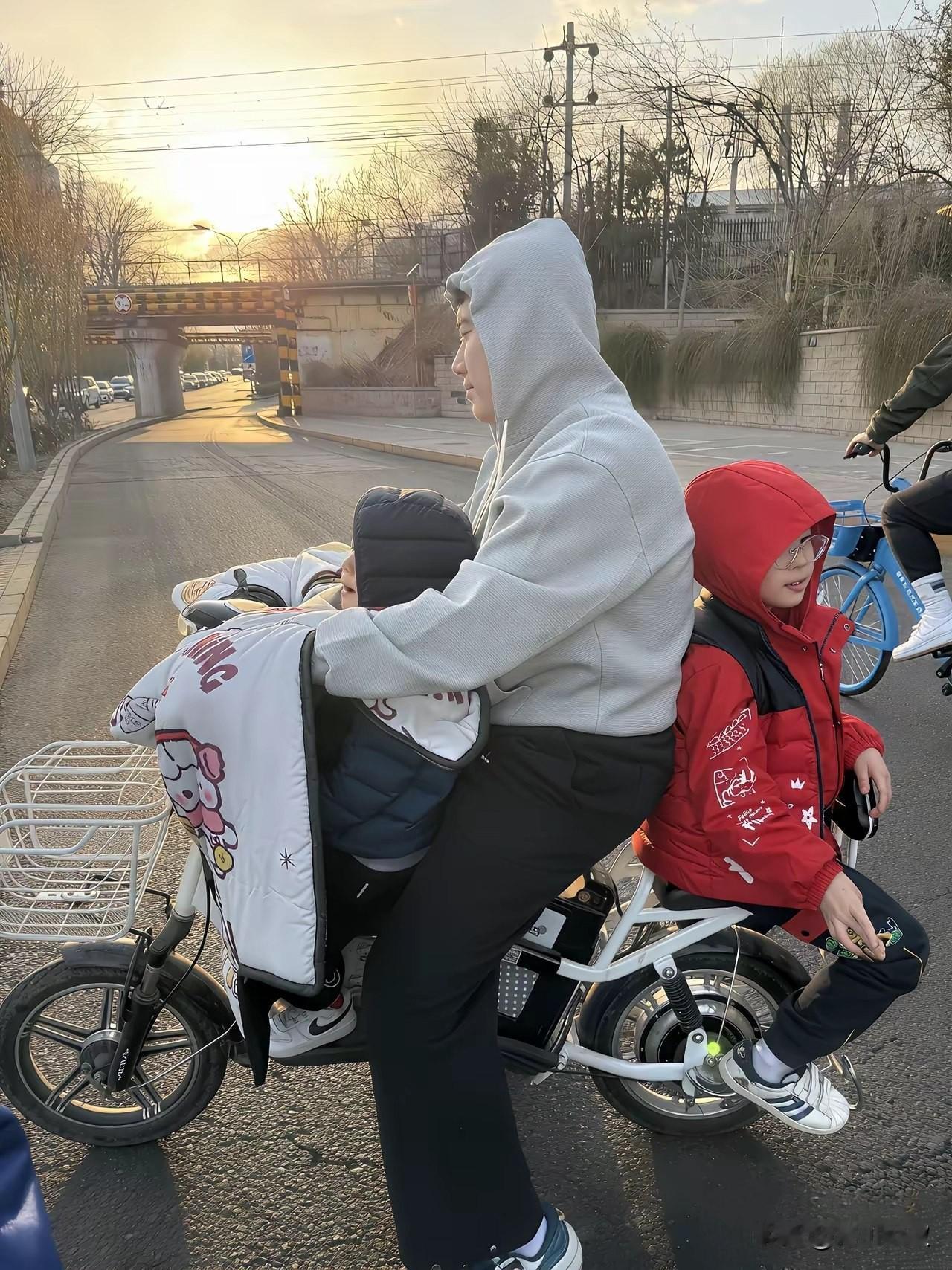 梁靖崑发了新年照片，球迷却劝他赶快删，否则叔叔找你了！原来梁靖崑骑电动车没戴