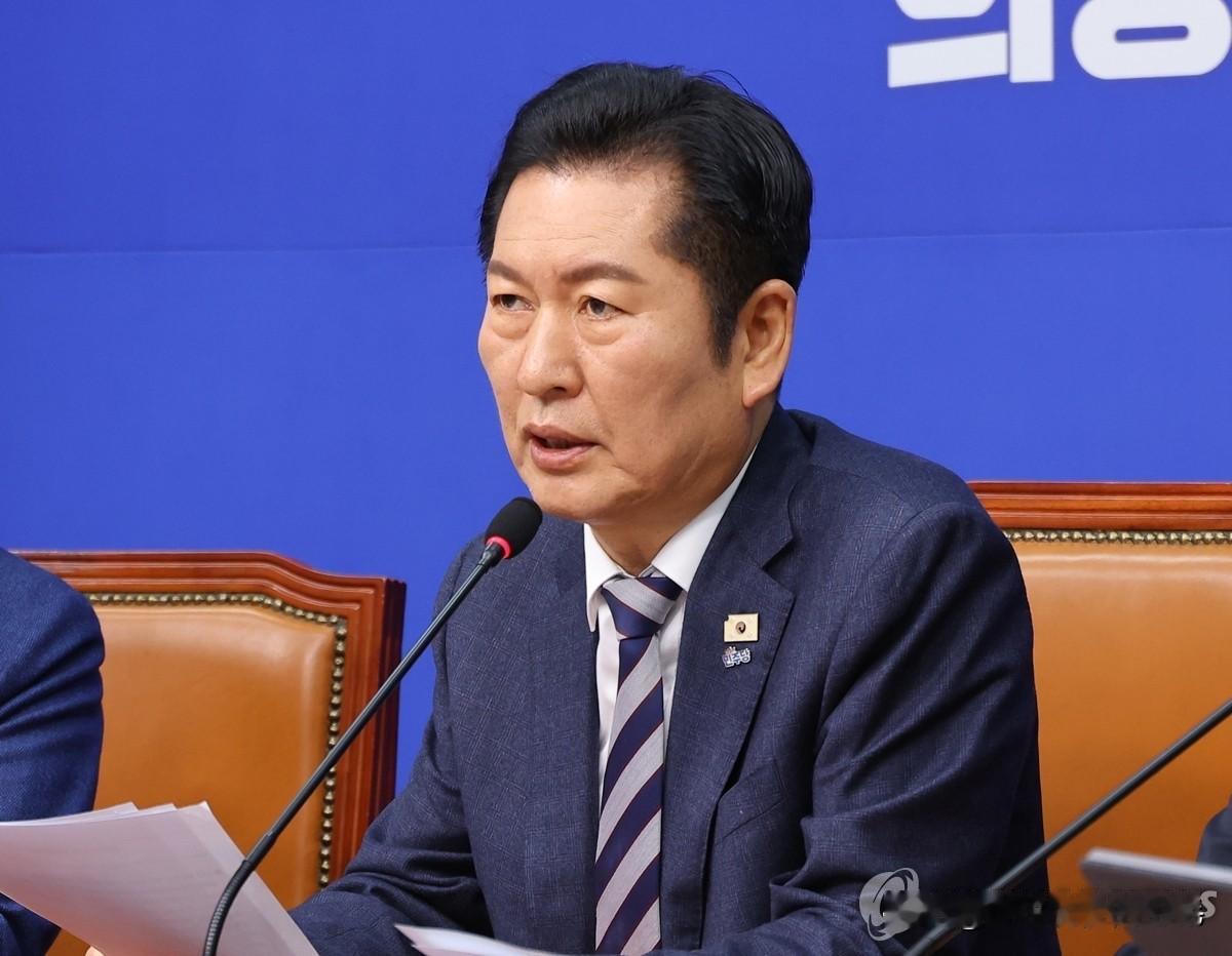 19日，韩国共同民主党首郑清来火力全开，怒斥前总统尹锡悦为“叛国罪魁”，直言其诡