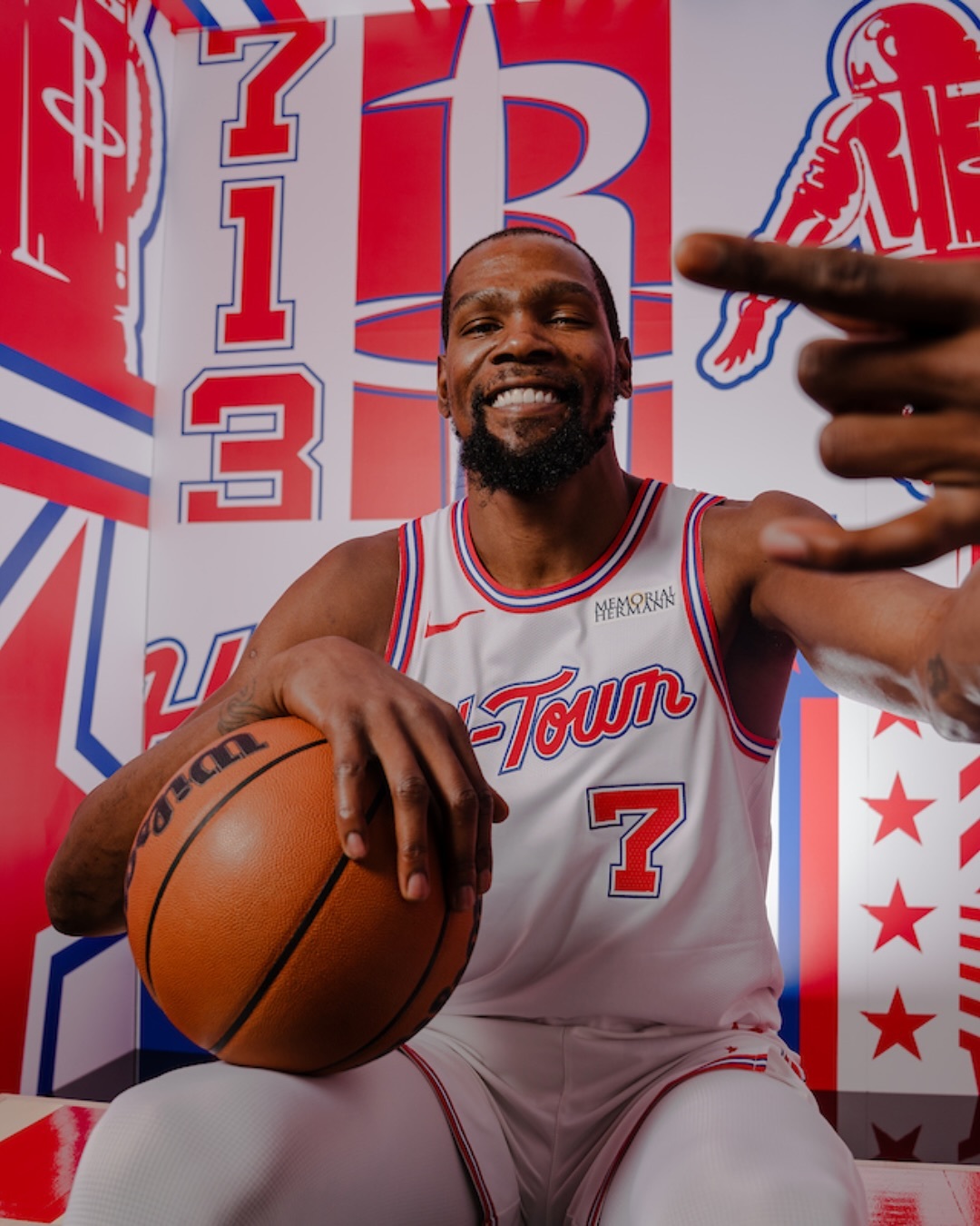 记者问伊森，火箭本赛季进攻端最大的变化是什么？伊森：“最大的不同是我们得到了杜兰