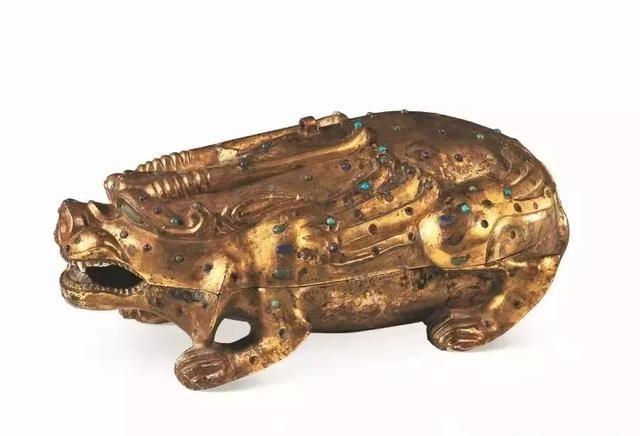 1970年，江苏徐州，村民老李冒雨冲进家门，从口袋掏出一块金疙瘩，低声对老婆说：