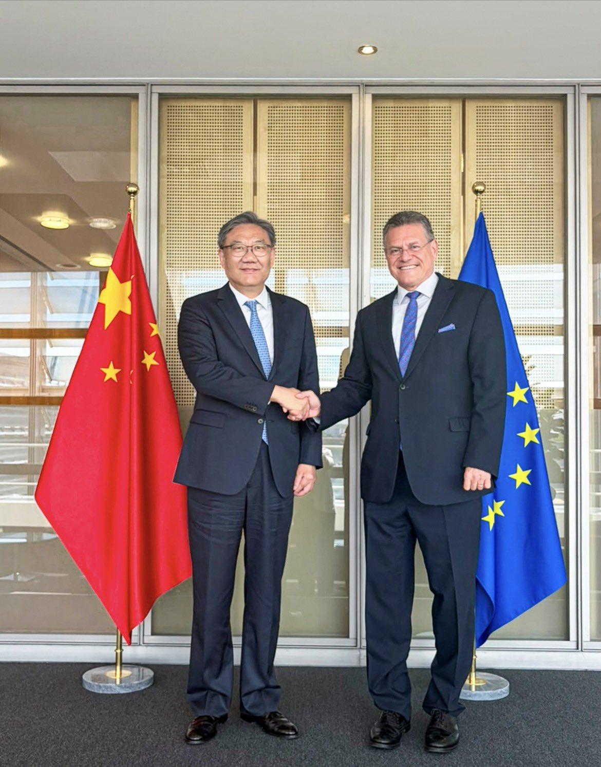 6月29日，王文涛在布鲁塞尔与欧盟贸易和经济安全委员马罗什·谢夫乔维奇举行会谈，