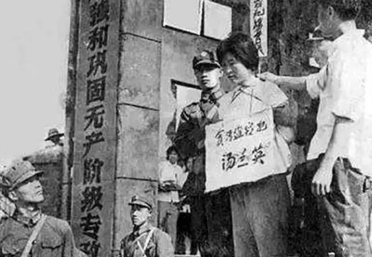 1975年，她用4.5万公款包养了7个情夫，然而，整整十年，竟然没有一个人发现，