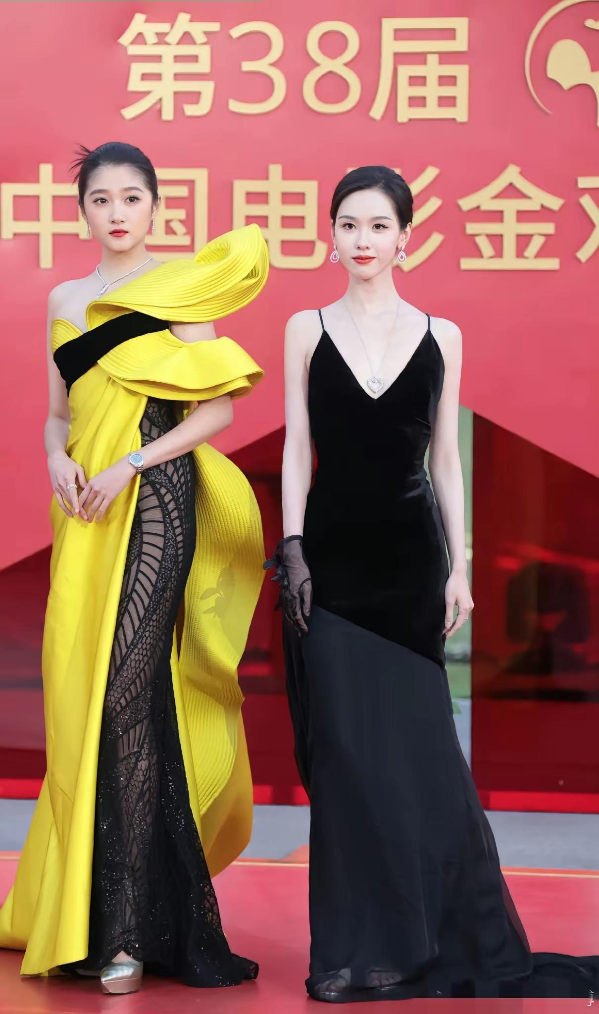 关晓彤的团队也知道问题吧，提前发的礼服照片，看着是一件一体的黄裙子，可等到活