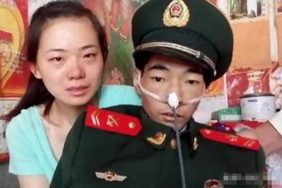 2014年，一张照片在网络上流传，病床上的武警战士徐园，依偎在妻子刘文丽怀中，他