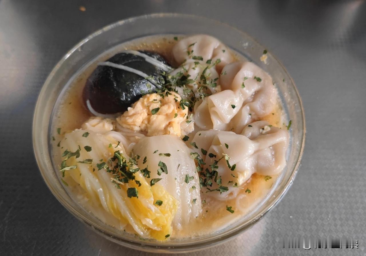 煮碗泡面竟然被人夸张到简直是“贫民窟里的轻奢小火锅”！今天午餐实在想不起来吃什