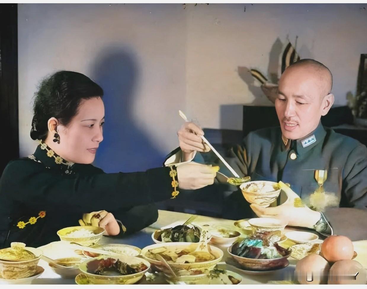 这是蒋介石和夫人宋美龄用餐时的一张老照片，拍摄于1941年的重庆。这并非演戏，也