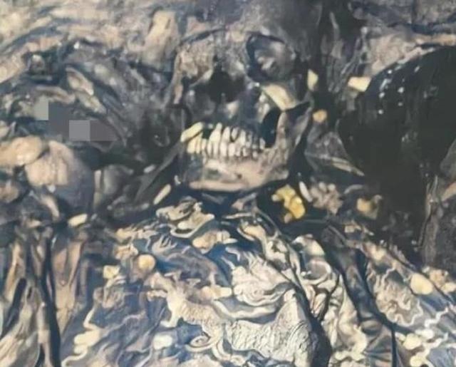 1971年，朱元璋的儿子“鲁荒王”朱檀的棺椁被开启后，考古队员第一时间拍下了这一